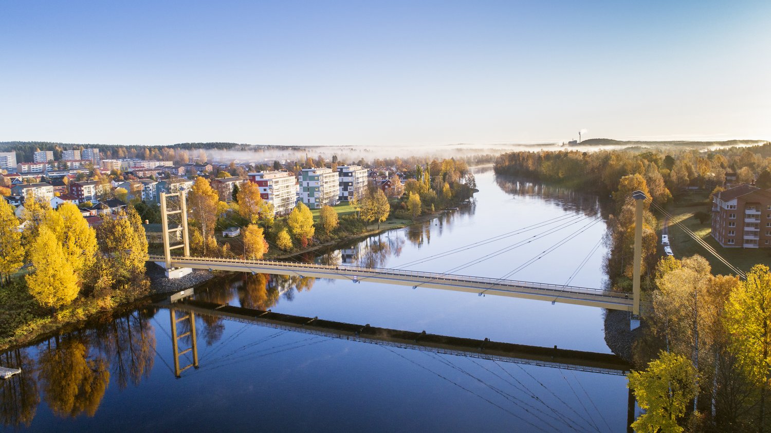 Älvsbackabron
Under sommaren 2011 monterades den här vackra gång- och cykelbron. Den har en spännvidd på 130 meter och är totalt 185 meter. Den är Nordens längsta snedstagsbro byggd i trä samt Nordens längsta träbro i ett spann för gång- och cykeltra k, vilket gör den värdefull för den som vill ta sig mellan Anderstorp och centrum.